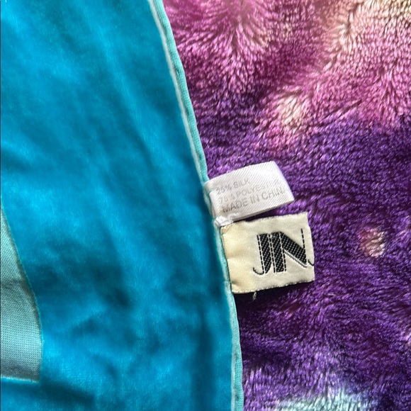 🌹Vibrant Silk and Velvet Scarf with Roses 🌹 - Picture 2 of 6